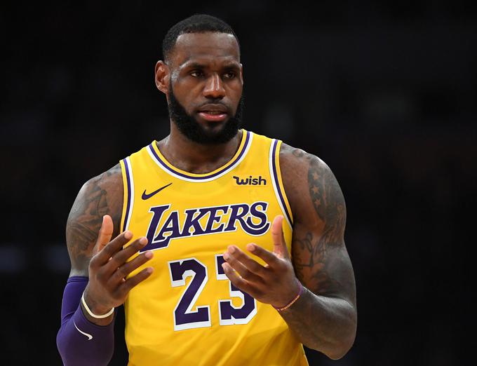 LeBron James v noči na torek ne bo pomagal Los Angeles Lakers na gostovanju v Dallasu. | Foto: Reuters