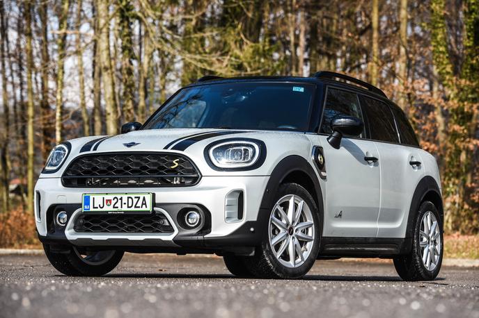 Mini countryman | Sprednji del ohranja podobo slavnega predhodnika, zato sta žarometa vsaj približno okrogla, vetrobran pa ohranja bolj pokončno držo. | Foto Gašper Pirman