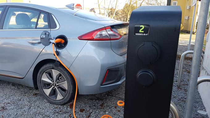 Slovenija je tudi zaradi svoje majhnosti dobro pokrita z električnimi polnilnicami. | Foto: Gregor Pavšič