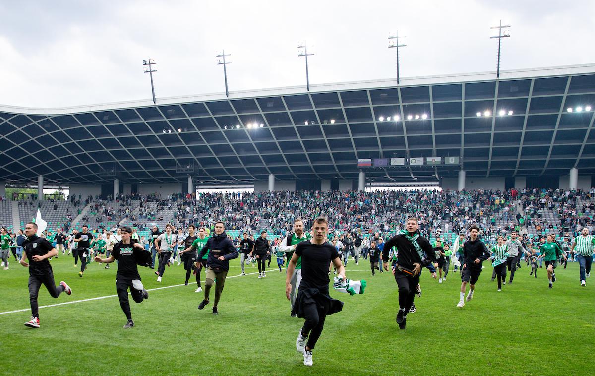 Olimpija Celje | Ko sta se Olimpija in Celje pomerila zadnjič v Stožicah, so gostje v zadnjem krogu zmagali z 2:0, a to ni pokvarilo slavja domačih navijačev, ki so nato preplavili zelenico in skupaj z nogometaši proslavili osvojitev kante. | Foto Matic Klanšek Velej/Sportida