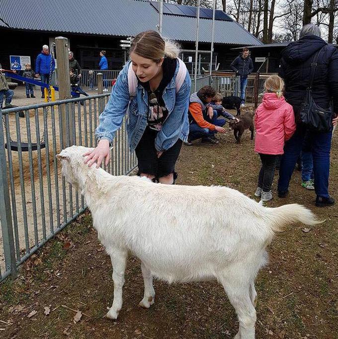 V bližini novega doma imajo tudi mali živalski vrt, ki ga Larisa pogosto obišče.  | Foto: osebni arhiv/Lana Kokl