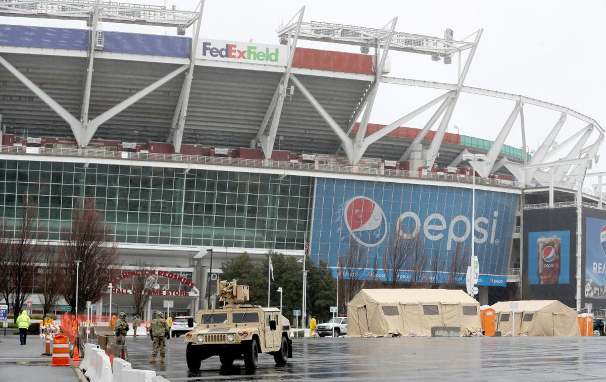 NFL koronavirus | Tudi ameriški nogomet močno občuti posledice koronavirusa. Igralci in lastniki klubov so za različne organizacije, ki ljudi oskrbujejo s potrebščinami, tudi za Rdeči križ, zbrali več kot 31,6 milijona evrov. Na fotografiji: domači stadion moštva Washington Redskins se zaradi koronavirusa spreminja v zdravstveni center.  | Foto Getty Images