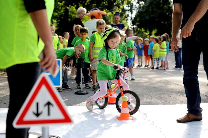 Mestna občina Ljubljana nadaljuje z akcijo Bodi vZOOren, bodi poZOOren, v kateri štiri živali opozarjajo na štiri prometna področja. Zebra, želva in tiger opozarjajo na prečkanje ceste na prehodih za pešce, uporabo čelade, ščitnikov, kresničk, odsevnikov in vidnih barv, slon pa predstavlja avtobus in trajnostno mobilnost, je danes dejal podžupan Boštjan Koritnik. | Foto: Matic Prevc/STA