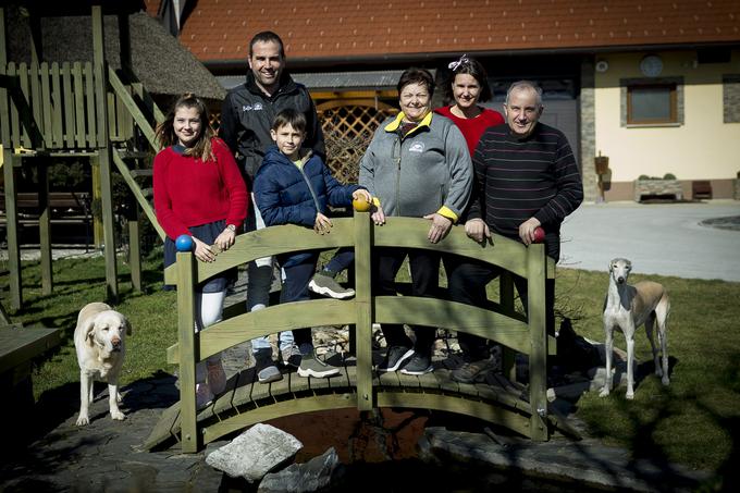 V delo na kmetiji je vključena cela družina. | Foto: Ana Kovač