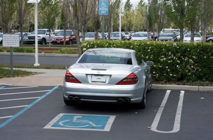 Steve Jobs je s porschejev pozneje presedlal na športne mercedese (na fotografiji njegov SL 55 AMG).  Med zaposlenimi pri Applu je slovel tudi po tem, da na avtomobilu skoraj nikoli ni imel tablic, parkiral pa je skoraj izključno na mestu za invalide.  | Foto: Facebook