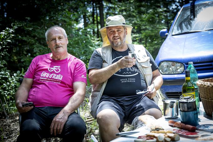 Navijači so na Veliko planino danes pripotovali od blizu in daleč. Mnogi so se od doma podali že zarana. Tudi Danilo in Čarli, vneta športna navijača iz Maribora. Že ob šestih zjutraj sta odrinila iz Maribora, še prej spakirala košaro s salamo, sirom in francosko bageto ter seveda obvezno džezvo za kavo in kuhalnik, steklenico vina in se utaborila na zadnjem ovinku pred garnituro zaščitnih ograj, ki kolesarje varujejo zadnjega pol kilometra pred ciljem. Povedala sta, da sta zagrizena kolesarska navijača, da sta si letos že ogledala Dirko po Italiji, načrtujeta pa tudi potovanje na francoski Tour.  | Foto: Ana Kovač