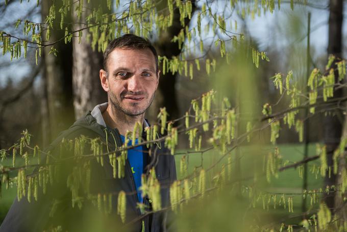 "Neverjetno je bilo, koliko ljudi me je spremljalo na Ultrabalatonu. Še zdaj ne morem verjeti, da ljudje dejansko niso šli spat, ker so na Facebooku spremljali objave o tem, kako mi gre. Odziv je bil neverjeten, zato mislim, da bo tudi ta projekt uspešen," za tek po slovenski diagonali pravi ultramaratonec Ambrož Jakop.  | Foto: Bor Slana