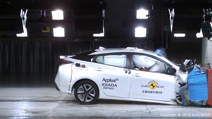 V 4. generaciji ima ta hibrid kot del serijske opreme pod okriljem varnostne tehnologije Toyota safety sense tudi sistem za prepoznavanje pešcev.  | Foto: EuroNCAP