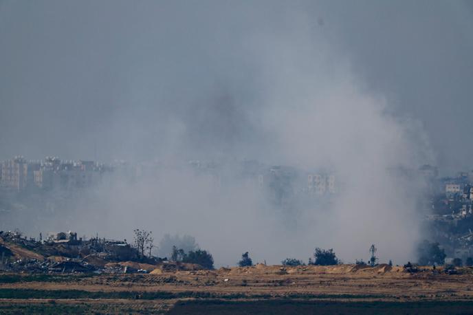 Gaza v dimu | Gaza je bila tudi prejšnjo noč tarča silovitega bombardiranja. | Foto Reuters