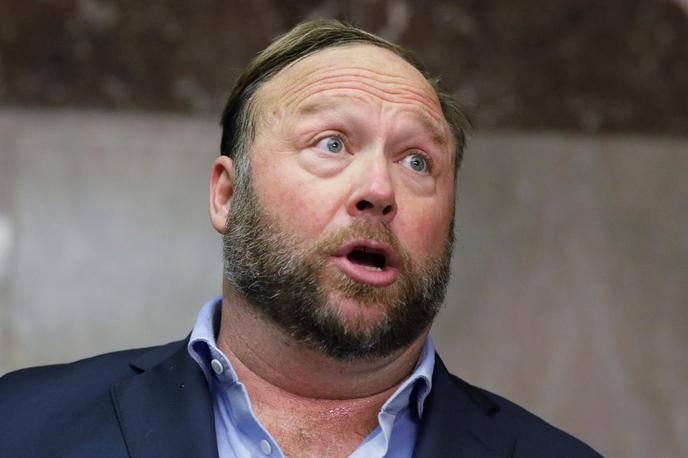 Alex Jones, Infowars | Ameriški radijski voditelj Alex Jones je svetu najbolj znan kot lastnik spletne strani InfoWars, na kateri objavlja oddaje in članke o tako rekoč vseh mogočih teorijah zarote. | Foto Reuters