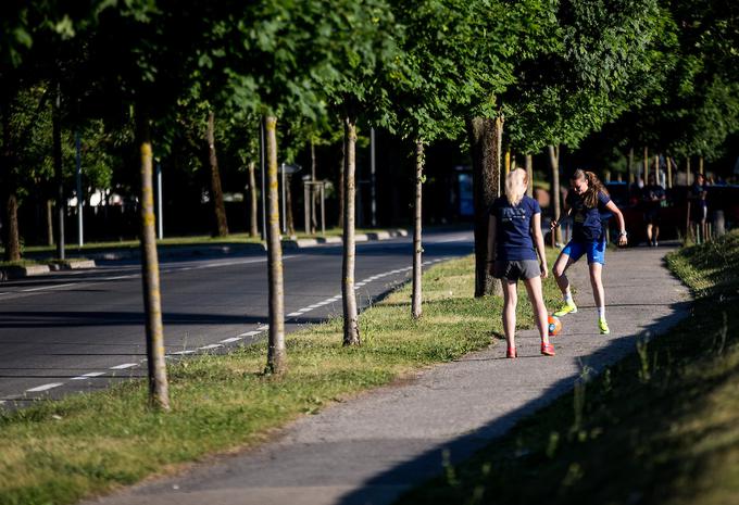 Zavidljivo nogometno znanje so pokazale tudi predstavnice nežnejšega spola. | Foto: Vid Ponikvar