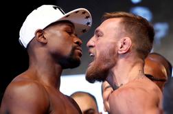 Nanj je lajal kot stekel pes, a Mayweather ni niti trenil z očesom #foto #video