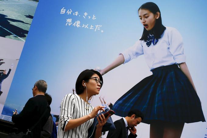 Japonska je država, ki zaradi gospodarske razvitosti in zadolženosti v lastni valuti zlahka prenaša visok javni dolg. | Foto: Reuters