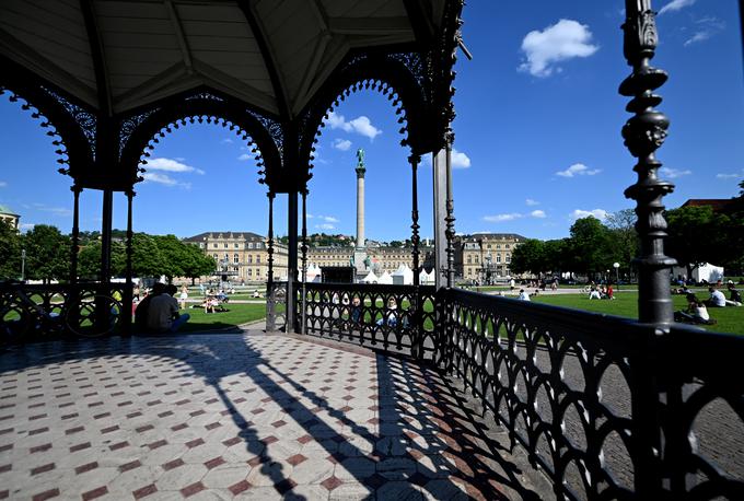 Neues Schloss, novi grad, nasproti osrednjega mestnega trga Schlossplatz in poleg parka Schlossgarten | Foto: Reuters