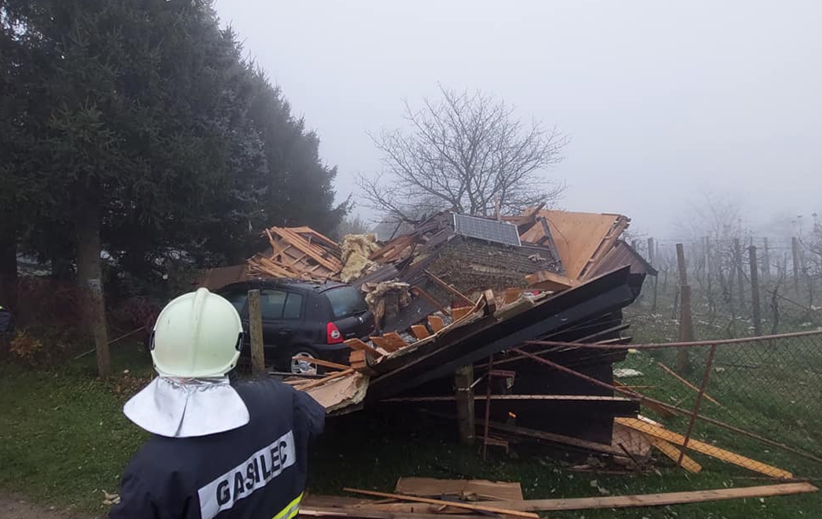 Eksplozija | Lesena hiška se je povsem porušila,  stanovalka pa je utrpela opekline.  | Foto Facebook