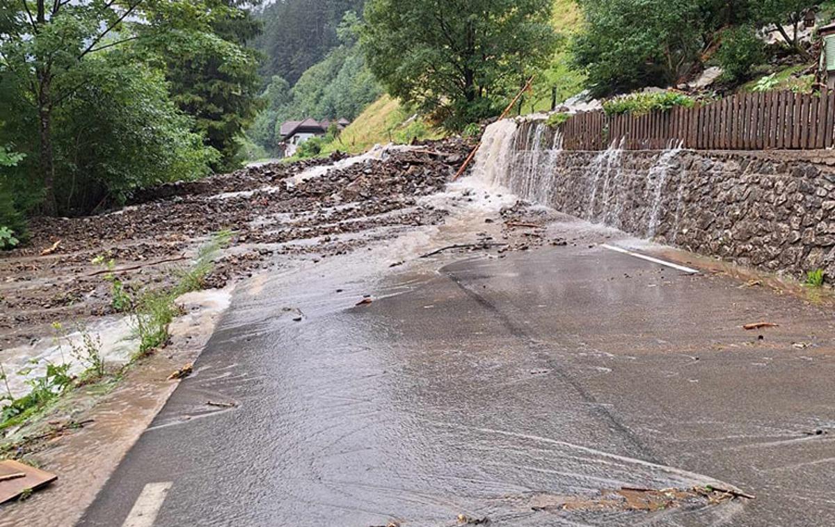 Luče | Strugam grozita dva plazova, ki ne ogrožata le naselja, pač pa bi v primeru sproženja lahko zaprla tudi glavno cesto do Luč in Solčave. | Foto Neurje.si/Damir Nisic