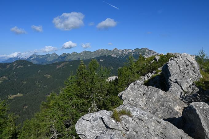 Pogled na desetkilometrski greben Košute. Desno je Tolsta Košuta, nato Košutnikov Turn, nato pogled sega vse do Kladiva in Velikega vrha. | Foto: Matej Podgoršek