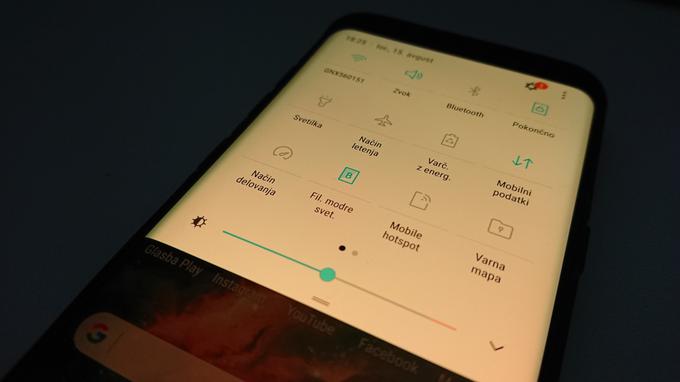Samsung funkciji za spreminjanje topline barv na zaslonu pravi Filter modre svetlobe, hiter dostop do nje pa omogoča v meniju, ki ga na zaslon prikličemo, če od zgornjega roba s prstom podrsamo proti spodnjemu. | Foto: Matic Tomšič