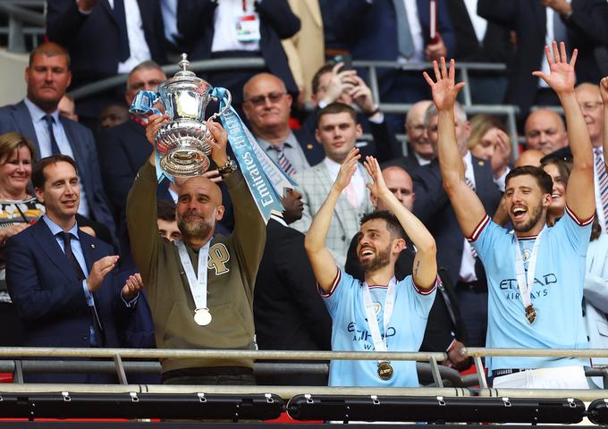 Pep Guardiola je z Barcelono trojček lovorik v eni sezoni že osvojil. | Foto: Reuters