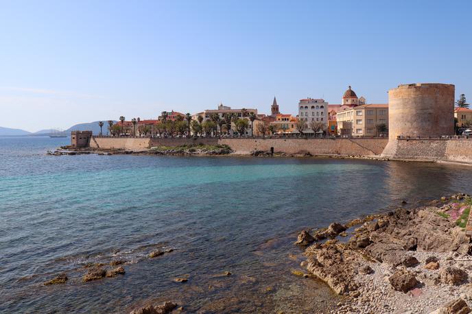 Sardinija Alghero | Alghero, mesto z največ čara in uličnega vrveža na Sardiniji. | Foto Matej Podgoršek