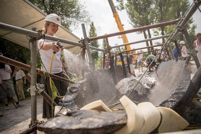 Ob dvigu tretjega, zadnjega in najbolj ohranjenega deblaka iz Ljubljanice so arheologi naleteli tudi na njegovo tesnilo – velik kos tkanine. Ta je redko ohranjen material, zato je še toliko bolj navdušujoče, da so jo našli pod vodo. Odkritje bo še dodatno pripomoglo k zgodovinski vednosti o rimskem obdobju pri nas.  | Foto: 