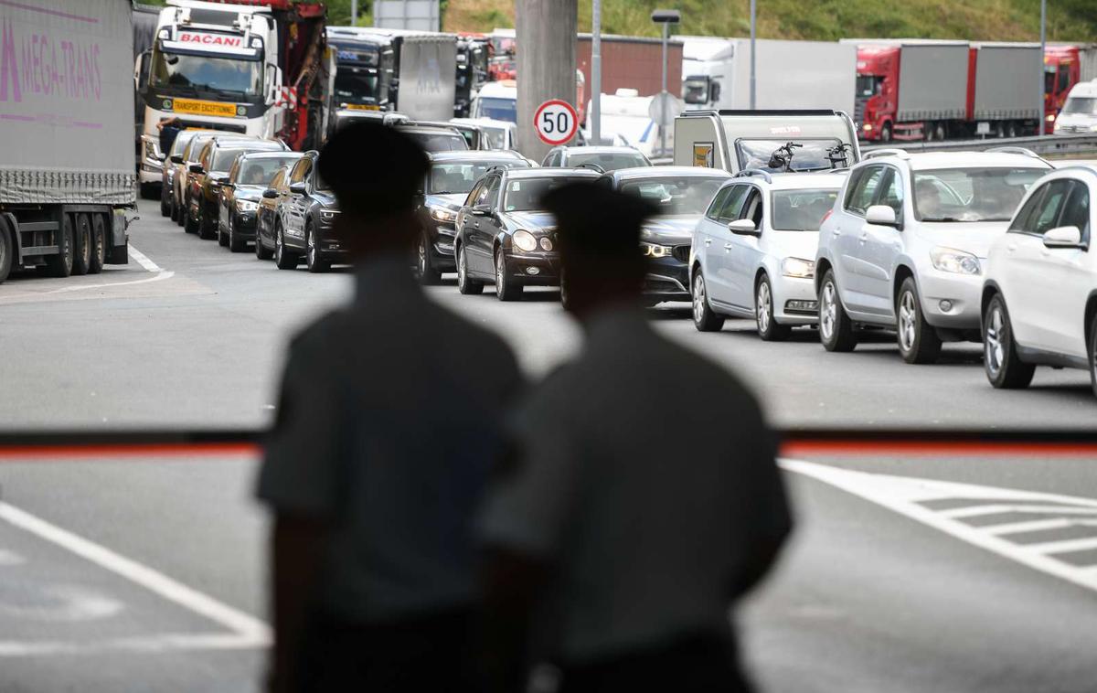 Gneča na meji | Za izstop iz Slovenije pa poleg Gruškovja do okoli pol ure vozila čakajo tudi na mejnih prehodih Jelšane in Petišovci. | Foto STA