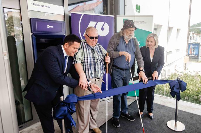 NLB bankomati za slepe in slabovidne | Na prilagojenem bankomatu lahko stranke za zdaj dvignejo le gotovino ali pridobijo informacije o stanju na računu. | Foto Iztok Lazar