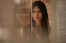 Očarljiva Gemma Chan kot brezsrčna robotka