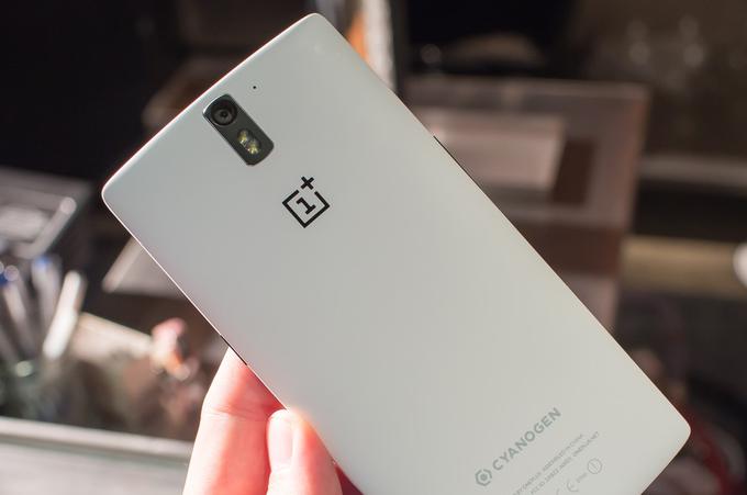 OnePlus One, prvi pametni telefon podjetja OnePlus, ki je izšel poleti 2014, je ob izidu stal samo 270 evrov, po zmogljivostih pa se je lahko primerjal z najboljšimi pametnimi telefoni svoje generacije. Kliknite na fotografijo za naš preizkus OnePlusa One. | Foto: 