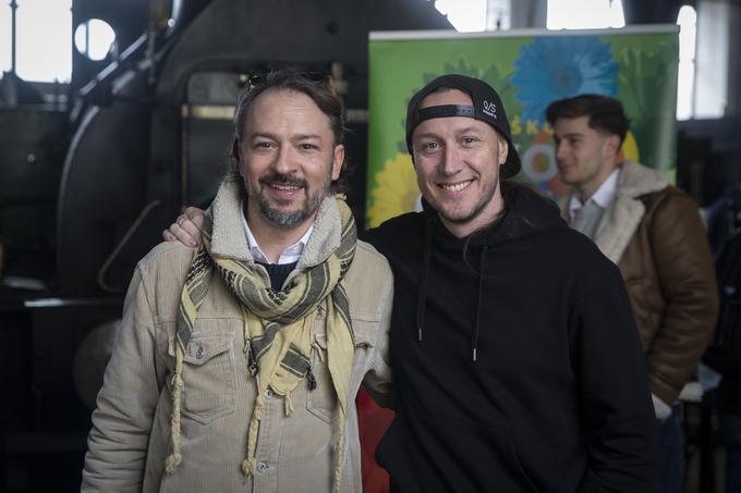 Član skupine Elvis Jackson Marko Soršak Soki (desno) in tolkalist v Magnificovem bandu Aleksander Pešut - Schatzi | Foto: Bojan Puhek