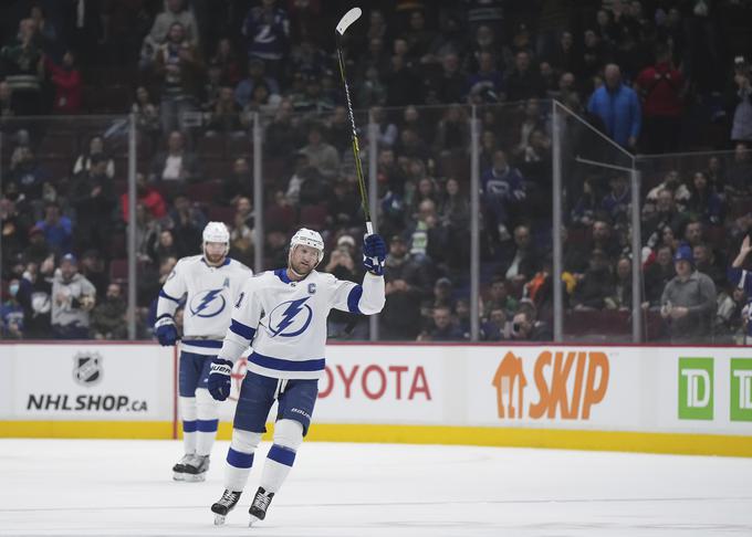 Za Stevenom Stamkosom je odličen večer, k zmagi s 5:2 nad Vancouvrom je prispeval tri gole in presegel mejo 500 zadetkov v NHL.  | Foto: Guliverimage/Vladimir Fedorenko