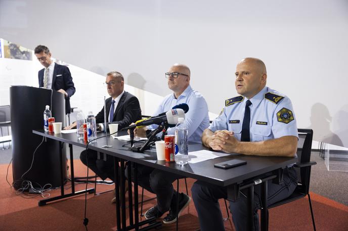 OKS Policija | Sodelovanje med državo in OKS so pozdravili Primož Križaj (MZEZ), Blaž Perko (OKS) in Boris Rojs (policija).  | Foto Bor Slana/STA