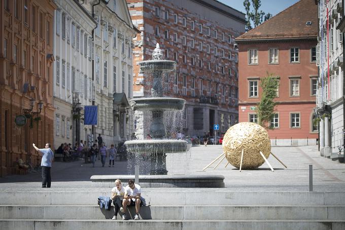 Ko se otresemo vsakdanjih opravkov v domačem mestu in vklopimo oko opazovalca, se pred nami lahko odpre marsikaj drugega, novega. Okna zaznave pa nam lahko odpirajo tudi drugi s svojim pogledom, znanjem in izkušnjami v določenem prostoru. Poseben in oseben pogled na Ljubljano na primer ponujajo vodniki Ljubljana osebno, različnih domačih in tujih avtorjev. | Foto: 