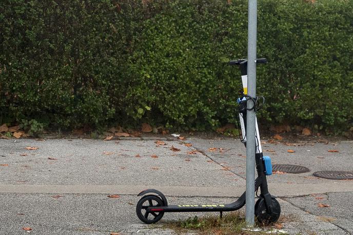 Skiro, električni skiro, skiroji | Električni skiroji pogosto blokirajo pločnike ali ležijo na ulicah ter povzročajo nered, kar sproža veliko jeze med Parižani. | Foto Ana Kovač