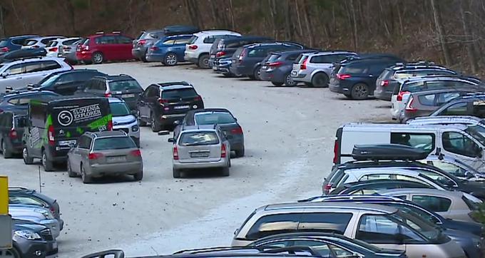 Lastnik smučišča se je z županom občine Cerklje sporekel zaradi neurejenega parkiranja ob spodnji postaji žičnice. | Foto: Planet TV