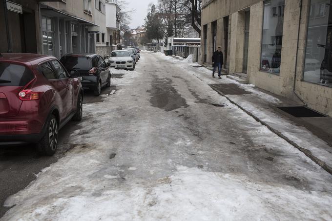 Trstenjakova ulica v Ljubljani: ledena cesta in pločnik. | Foto: Matej Leskovšek