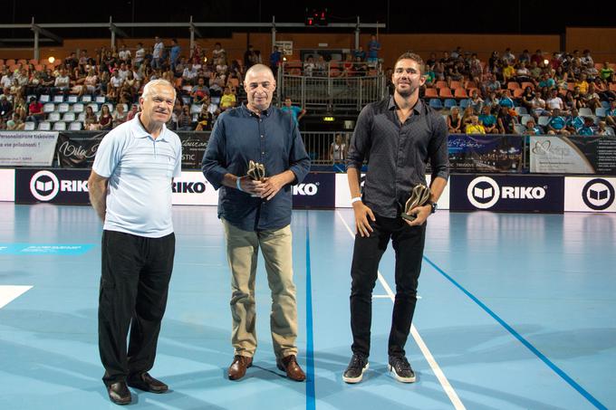 Rolando Pušnik (v sredini) in Borut Puc v družbi podeljevalca in že člana hrama Edvarda Vecka, nekdanjega namiznoteniškega igralca. | Foto: Matic Klanšek Velej/Sportida