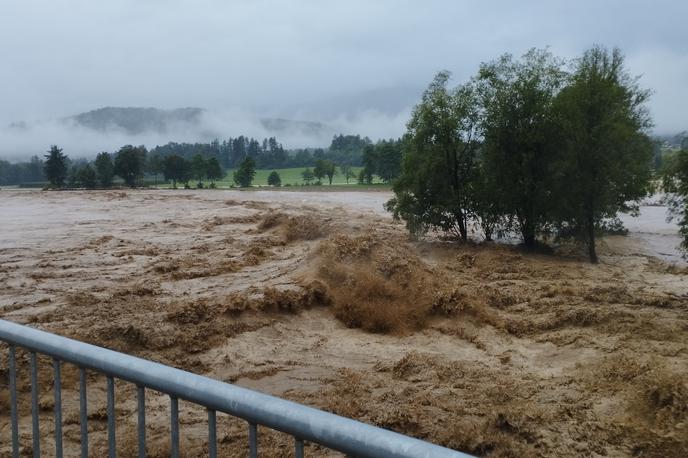 Ljubno poplave tovornjak | Gospodarsko ministrstvo je za avgustovske poplave podjetjem do zdaj izplačalo skupno 68,18 milijona evrov. | Foto PGD Radmirje