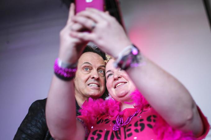 John Legere si je ob prihodu v T-Mobile US leta 2012 zadal nalogo, da bo spoznal čim več od približno 50 tisoč zaposlenih v podjetju. Vsako leto obišče vseh 18 klicnih centrov T-Mobile US, ki so raztreseni po celotnih ZDA, in se druži z zaposlenimi. | Foto: Reuters