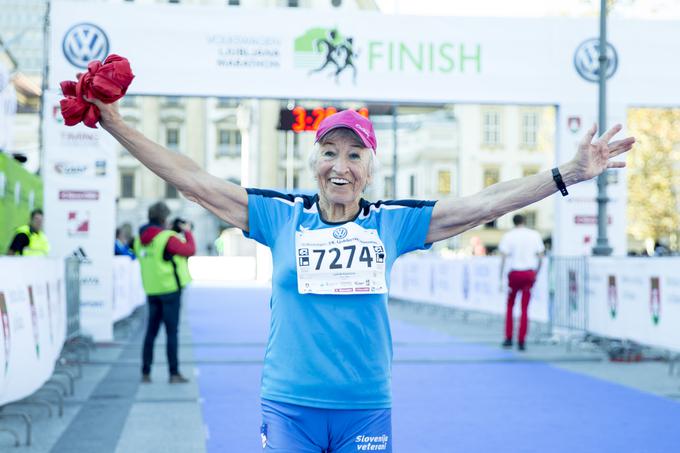 Ljubljanski maraton je samo enkrat minil brez zimzelene Primorke Kazimire Lužnik, pa še to ne zato, ker bi poležavala, ampak zato, ker se je pripravljala na prestižni maraton v New Yorku. Poleg številnih veteranskih dosežkov je letos postala še glavna junakinja knjige. Jasmina Kozina Praprotnik je o 85-letni gospe napisala knjigo z naslovom Kazimira: biografski roman o deklici, ki se ni pustila postarati. | Foto: Ana Kovač