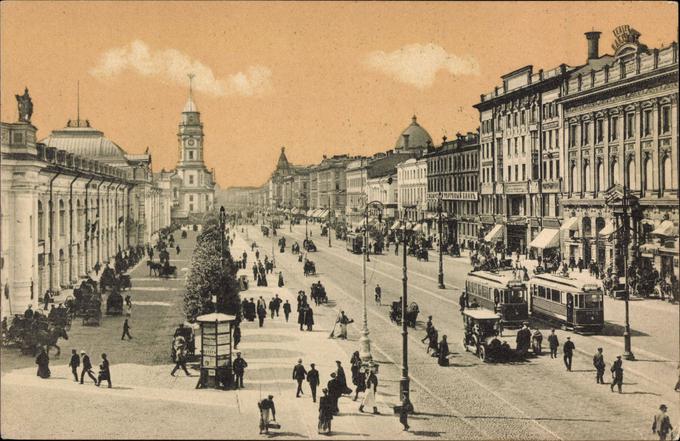 Kos je naprej živel v Sankt Peterburgu, kjer je imel trgovsko-gradbeno podjetje. Mesto je bilo pred oktobrsko revolucijo prestolnica carske Rusije. Na fotografiji: Sankt Peterburg pred prvo svetovno vojno. Med drugo svetovno vojno je bilo mesto preimenovano v Petrograd, ker je bilo prvotno nemško ime neustrezno v času, ko se je Rusija vojskovala z Nemčijo in Avstro-Ogrsko. Po Leninovi smrti leta 1924 je bilo preimenovano v Leningrad. Na referendumu leta 1991 so se prebivalci odločili, naj mesto znova prevzame izvirno ime. | Foto: Guliverimage