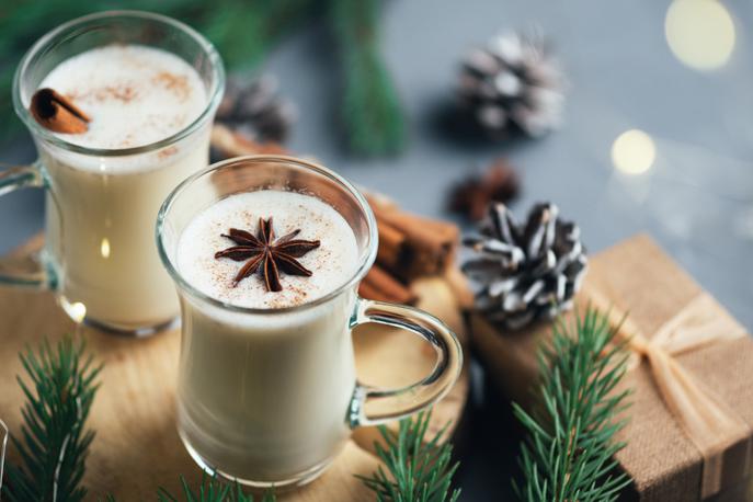 Jajčni liker | Decembrske dni si lahko popestrite s tradicionalnimi prazničnimi napitki. | Foto Getty Images