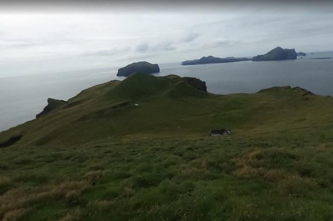 Dostop do ene najbolj osamljenih hiš na svetu je mogoč samo z ladjo, do nje pa je zaradi klifov, ki obdajajo otok, mogoče priti le po strmi poti ob žici. Kdor bi želel, da ga drugi ljudje pustijo pri miru, bi se tukaj počutil kot doma. |  Foto: Google Maps | Foto: 