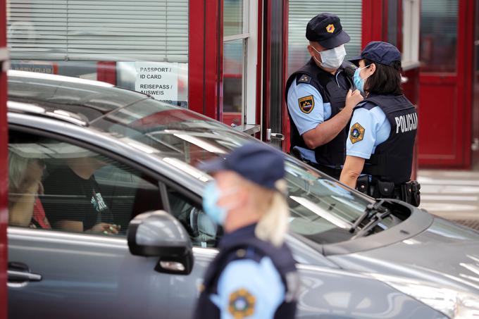 Vlada je na današnji seji skrajšala obdobje karantene s 14 na deset dni ob vstopu v Slovenijo iz držav s slabšo epidemiološko sliko. | Foto: STA ,