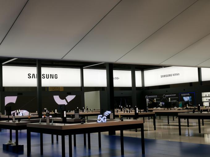 Samsungov razstavni prostor tik pred odprtjem letošnjega dogodka Mobile World Congress v Barceloni. Eden od glavnih poudarkov so vsekakor bili pametni telefoni serije Samsung Galaxy S10, ki jih je južnokorejski proizvajalec predstavil slab teden pred barcelonskim dogodkom. | Foto: Srdjan Cvjetović