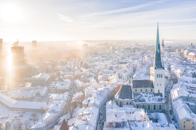 Ko je Estonija leta 1991 tik pred razpadom Sovjetske zveze postala samostojna oziroma neokupirana država (ponovno, prvič so neodvisnost razglasili že leta 1918), tako rekoč ni imela robustne lastne javne uprave, saj je vse pomembne odločitve nekaj desetletij sprejemala Moskva. Estonci so se zato odločili, da jo bodo, če jo je že treba zgraditi praktično od začetka, zasnovali z mislijo na digitalno prihodnost. Na fotografiji je prestolnica Estonije Talin.  | Foto: Unsplash