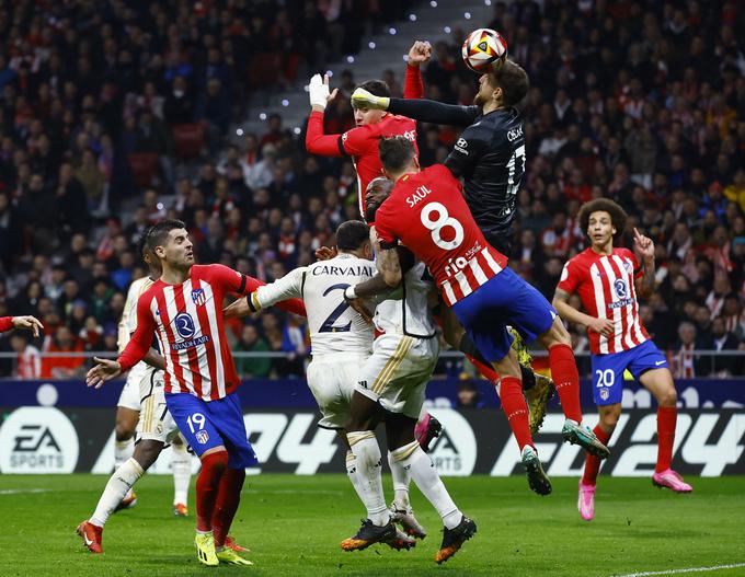 Trenutek, ko je Jan Oblak v izdihljajih srečanja po predložku Luke Modrića poskrbel za avtogol. | Foto: Reuters