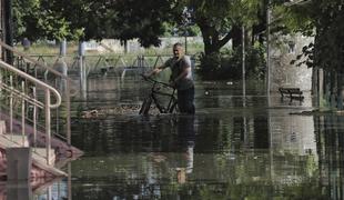 Voda narasla za 11 metrov, izteklo motorno olje, evakuirali 17 tisoč prebivalcev