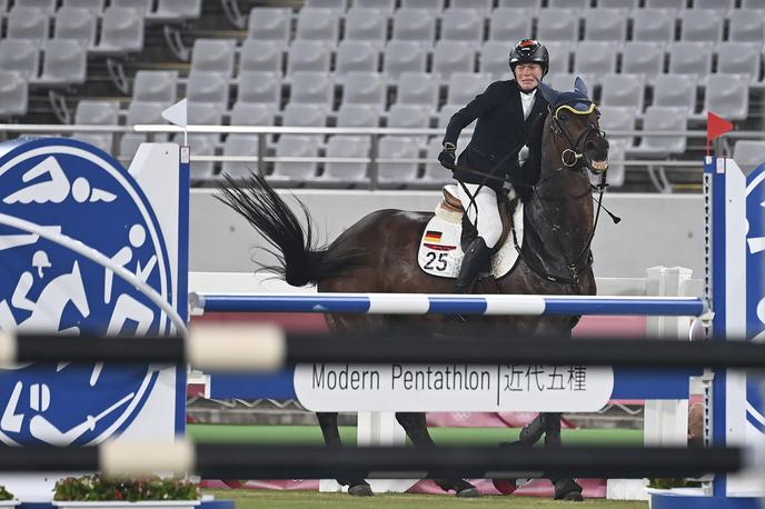 Annika Schleu | Na olimpijskih igrah v Tokiu je nemška peterobojka Annika Schleu z bičem udarjala svojega konja, ki ni želel začeti tekmovanja.  | Foto Guliverimage