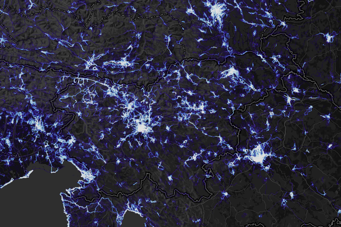 Vroče točke aktivnosti v Sloveniji, ki jih beleži aplikacija Strava, pričakovano prekrivajo najgosteje poseljene dele države.  | Foto: Matic Tomšič / Posnetek zaslona